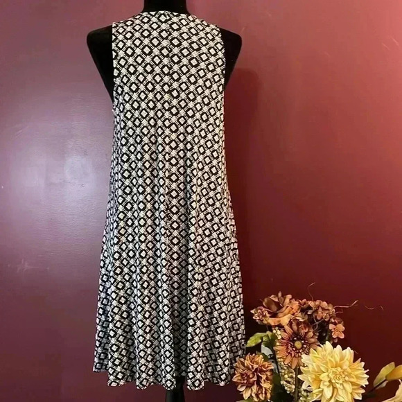 Old Navy Women’s Medium Black & White Sleeveless Stretch Slip On Dress - Picture 4 of 8
